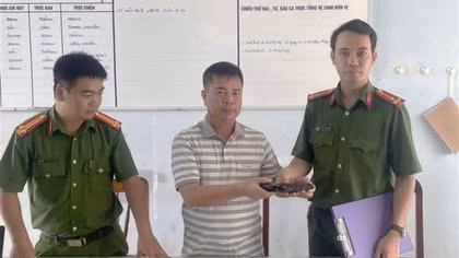 Nhặt được khẩu súng ngắn, người đàn ông đem giao nộp Công an