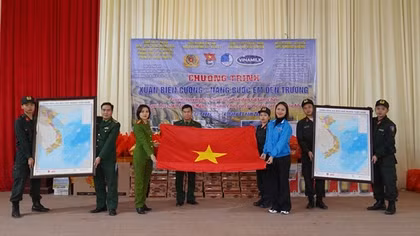 “Xuân biên cương - Nâng bước em đến trường” tại miền biên giới Lào Cai