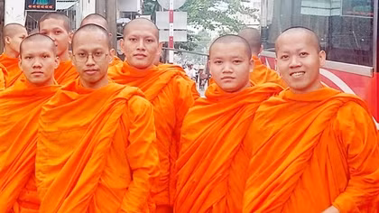 Ấn tượng màu áo cà sa tại điểm thi tốt nghiệp ở Sóc Trăng