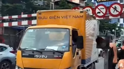 Đi ẩu mắc kẹt trên cầu vượt, tài xế xe tải bị CSGT xử phạt