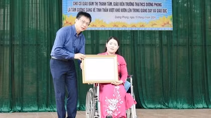 Tặng Bằng khen của Bộ trưởng Bộ GD&ĐT cho giáo viên khuyết tật tiêu biểu