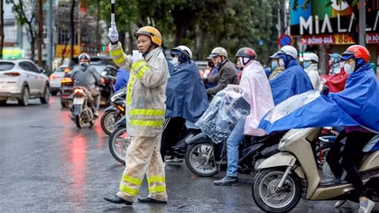 Hà Nội chuyển rét đậm, CSGT cắm chốt chống ùn tắc từ mờ sáng
