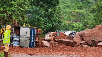 Đá lớn từ taluy lăn trúng ô tô tải và xe con, 8 người bị thương