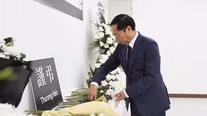 Phó Thủ tướng viếng và ghi sổ tang chia buồn tại Đại sứ quán Hàn Quốc