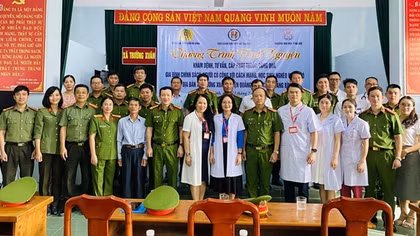 Khám bệnh và tặng quà gia đình chính sách tại Quảng Bình