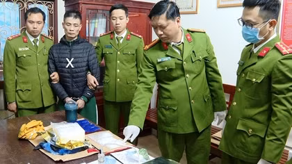 Cặp đôi nhiều tiền án lái xế hộp đi mua ma tuý