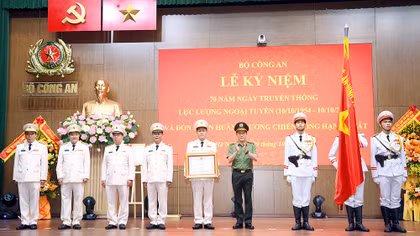 Lực lượng Ngoại tuyến vinh dự đón nhận Huân chương Chiến công hạng Nhất