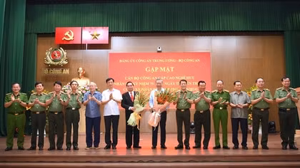 Tô thắm truyền thống vẻ vang của lực lượng CAND Việt Nam anh hùng