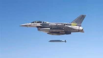 Mỹ cấp bom lượn "khủng", hứa đào tạo 18 phi công F-16 cho Ukraine