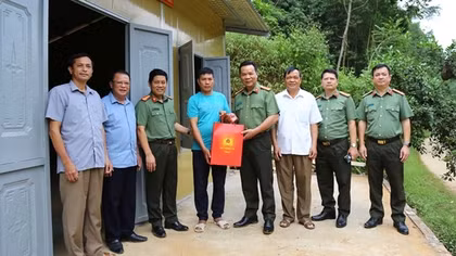 An cư trong những căn nhà mới mái đỏ, tường vàng