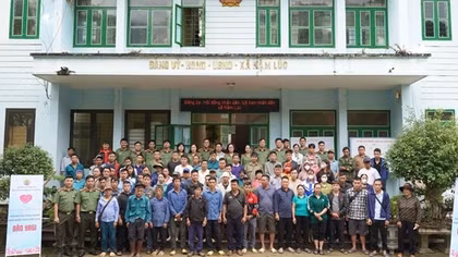 Công an cửa khẩu Tân Sơn Nhất trao tặng gần 230 triệu đồng hỗ trợ đồng bào thiệt hại do bão Yagi