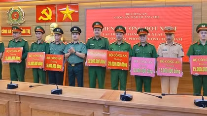 Khen thưởng các đơn vị có thành tích xuất sắc trong tấn công, trấn áp tội phạm