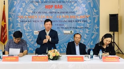 Văn nghệ sỹ hành hương về nguồn “Qua miền Tây Bắc - Về với Điện Biên”