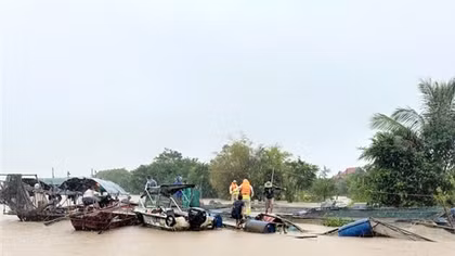 Công an Nam Định cứu gia đình 3 người trên bè cá trôi dạt trên sông Hồng