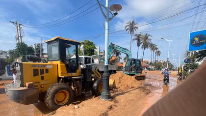 Khẩn trương khắc phục hậu quả sự cố cát đỏ tràn xuống đường vùi lấp nhà cửa