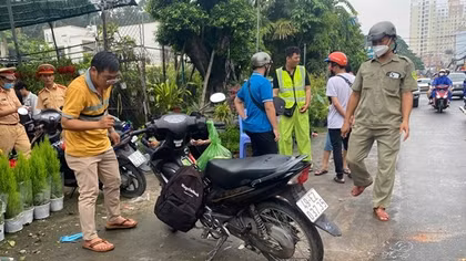 Nam sinh viên tử vong sau va chạm trên đường trơn trượt