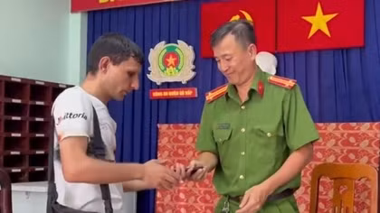 Truy bắt nhanh tên cướp, thu hồi tài sản trả lại cho du khách nước ngoài