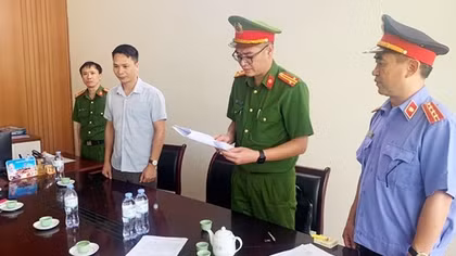 Khởi tố lãnh đạo trường nghề về tội “giả mạo trong công tác”