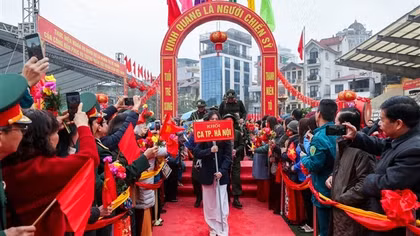Tân binh bịn rịn chia tay gia đình lên đường nhập ngũ