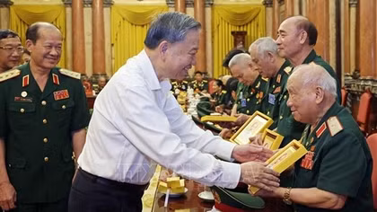 Chủ tịch nước Tô Lâm gặp mặt Ban liên lạc Đại đoàn 305 Dù - Đặc công