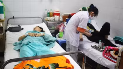 Ăn thức ăn vỉa hè, 12 học sinh ở Nha Trang nhập viện