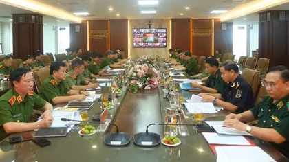 Phối hợp đấu tranh với tội phạm, vi phạm pháp luật về vũ khí, vật liệu nổ, công cụ hỗ trợ