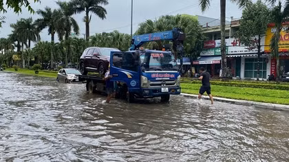 Mưa trắng trời, nhiều tuyến đường ở TP Tam Kỳ ngập sâu