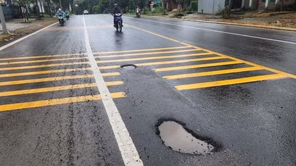 Đường nghìn tỷ vừa thi công xong đã bong tróc