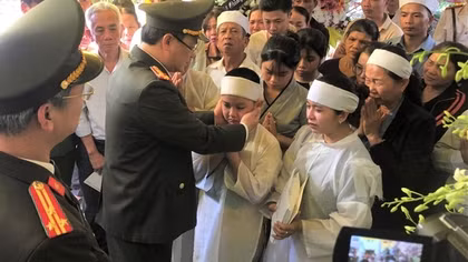 Công an TP Huế nhận đỡ đầu con trai của Phó trưởng Công an phường hy sinh khi làm nhiệm vụ