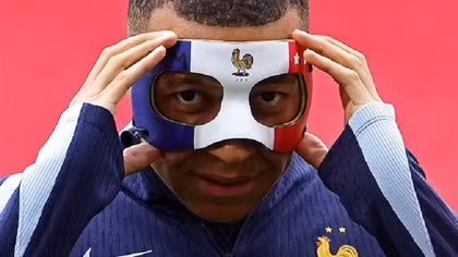 Kylian Mbappe tái xuất trên sân tập với mặt nạ siêu ngầu