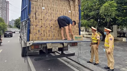 CSGT phát hiện 9 tấn bánh Trung thu và thực phẩm các loại chuyển về Hà Nội
