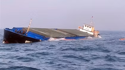 Sóng lớn đánh chìm tàu hàng, 8 thuyền viên lên bè cứu sinh an toàn