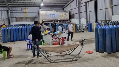 Bắt xe tải vận chuyển khí cười, lộ ra kho sang chiết số lượng khủng