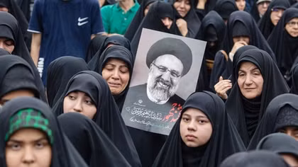 Iran, trên những lời nguyện cầu bên miệng vực