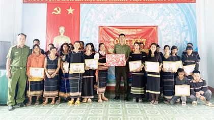 Công an xã mở lớp học tình thương gieo con chữ, trao sinh kế
