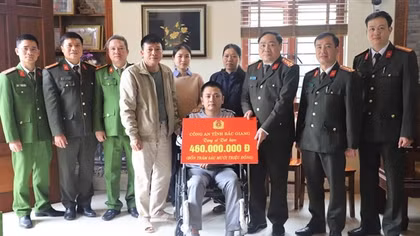 CBCS Công an tỉnh Bắc Giang quyên góp ủng hộ đồng đội bị tai nạn