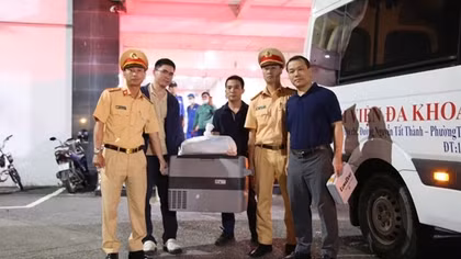 Công an TP Việt Trì xuyên đêm hỗ trợ vận chuyển tạng hiến đến Bệnh viện Việt Đức