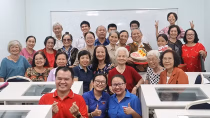 Khi người già đi học công nghệ