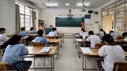 Phát hiện thí sinh đem điện thoại vào phòng thi