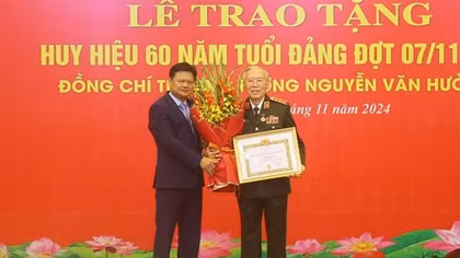 Thượng tướng Nguyễn Văn Hưởng đón nhận Huy hiệu 60 năm tuổi Đảng