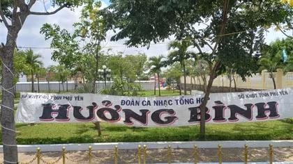 Đoàn ca nhạc tư nhân ghi danh cơ quan Nhà nước trên băng rôn quảng cáo