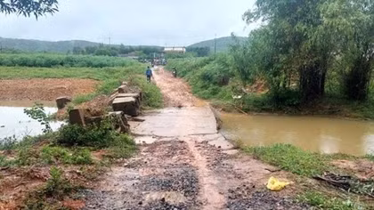 Đi qua khe nước để về nhà, cháu bé bị nước cuốn thương tâm