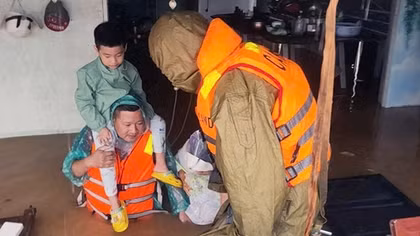 Sắc áo Công an ở vùng rốn lũ
