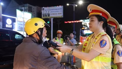 Khi người dân chung tay cùng CSGT