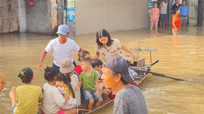 Ấm tình người nơi “rốn lũ” Thủ đô
