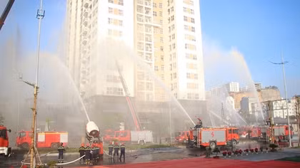 Diễn tập tình huống chữa cháy do nổ pin xe đạp điện gây cháy chung cư