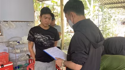 Bắt con trai chủ quán cơm gà dưới chân đèo Cù Mông thu tiền cho vay lãi nặng