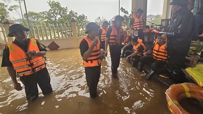 Bữa cơm vội của CBCS Công an Hải Dương khi phòng chống bão lũ