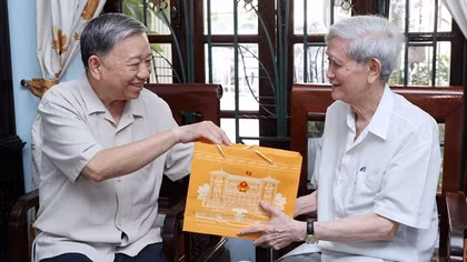 Chủ tịch nước Tô Lâm thăm và chúc mừng một số nhà báo lão thành