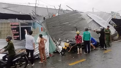 Giông lốc đầu mùa khô gây thiệt hại 64 căn nhà ở Sóc Trăng